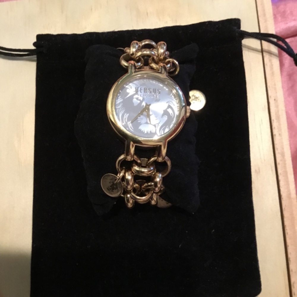 🦁 NWT Versace Versus Agadir Champagne Dial Gold Tone Stainless Steel Watch 🦁 - Picture 7 of 7